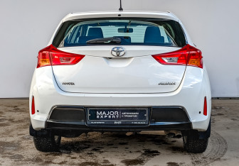 Подержанный автомобиль Toyota Auris Hatchback 2013 года (6 фото)