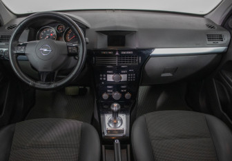 Подержанный автомобиль Opel Astra Hatchback 2010 года (13 фото)