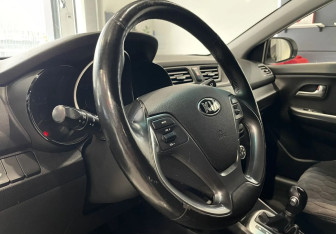 Подержанный автомобиль Kia Rio Sedan 2017 года (13 фото)