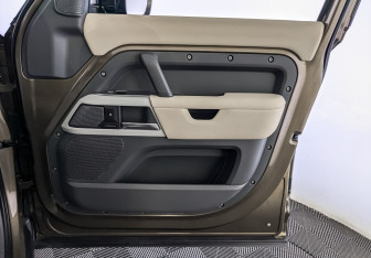 Подержанный автомобиль Land Rover Defender Suv 2021 года (25 фото)