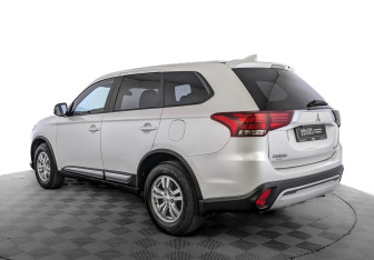 Подержанный автомобиль Mitsubishi Outlander 2018 года (7 фото)