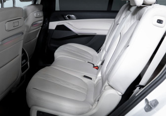 Подержанный автомобиль BMW X7 2023 года (10 фото)