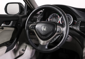 Подержанный автомобиль Honda Accord Sedan 2010 года (13 фото)