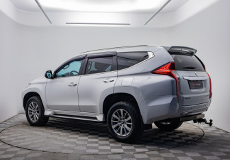Подержанный автомобиль Mitsubishi Pajero Sport 2018 года (7 фото)