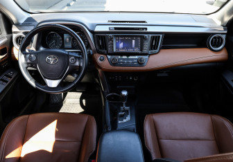 Подержанный автомобиль Toyota RAV4 2017 года (14 фото)