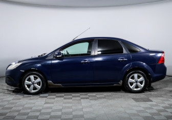 Подержанный автомобиль Ford Focus Sedan 2010 года (8 фото)