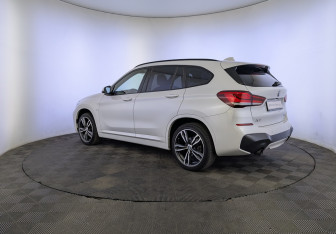 Подержанный автомобиль BMW X1 2021 года (7 фото)
