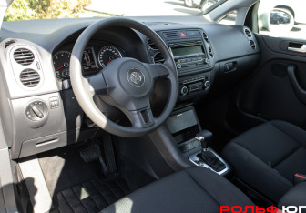 Подержанный автомобиль Volkswagen Golf Plus 2010 года (16 фото)