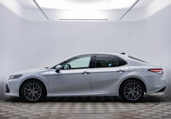 Подержанный автомобиль Toyota Camry Sedan 2023 года (8 фото)