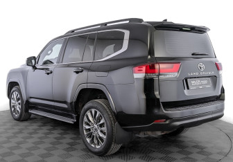 Подержанный автомобиль Toyota Land Cruiser Suv 2022 года (7 фото)