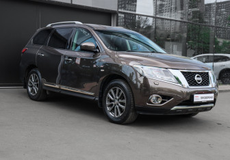 Подержанный автомобиль Nissan Pathfinder 2015 года (3 фото)