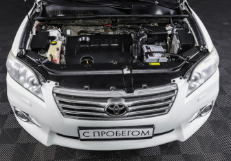 Подержанный автомобиль Toyota RAV4 2011 года (9 фото)