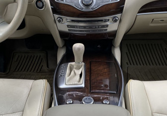 Подержанный автомобиль Infiniti JX 2013 года (14 фото)