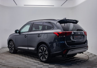 Подержанный автомобиль Mitsubishi Outlander 2021 года (7 фото)