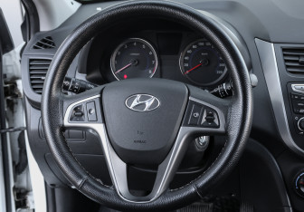 Подержанный автомобиль Hyundai Solaris Hatchback 2015 года (17 фото)