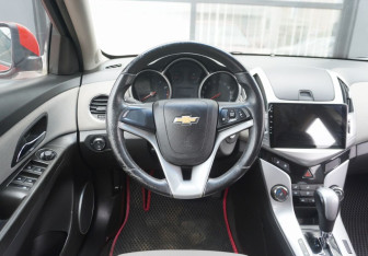Подержанный автомобиль Chevrolet Cruze Hatchback 2013 года (13 фото)