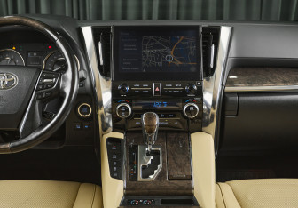 Подержанный автомобиль Toyota Alphard 2021 года (21 фото)