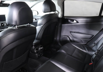 Подержанный автомобиль Kia Stinger 2022 года (12 фото)