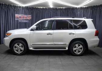 Подержанный автомобиль Toyota Land Cruiser Suv 2015 года (8 фото)
