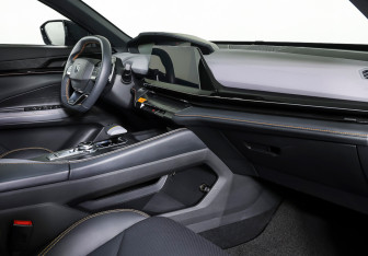 Подержанный автомобиль Changan UNI-V 2023 года (11 фото)