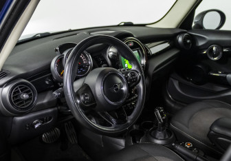 Подержанный автомобиль MINI Hatch 2019 года (11 фото)