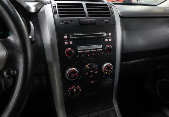 Подержанный автомобиль Suzuki Grand Vitara 2005 года (15 фото)