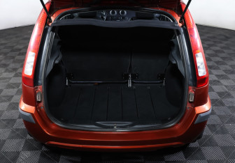 Подержанный автомобиль Ford Fusion 2007 года (10 фото)