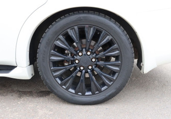 Подержанный автомобиль Infiniti QX80 2015 года (9 фото)