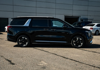 Подержанный автомобиль Kia Carnival 2024 года (4 фото)