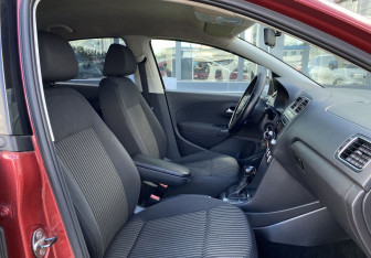Подержанный автомобиль Volkswagen Polo Sedan 2012 года (17 фото)