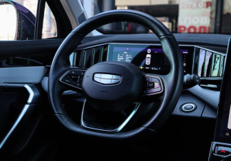 Подержанный автомобиль Geely Atlas 2024 года (11 фото)