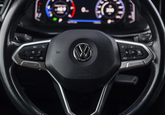 Подержанный автомобиль Volkswagen Multivan 2020 года (18 фото)