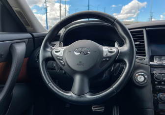 Подержанный автомобиль Infiniti QX70 2017 года (14 фото)