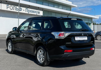 Подержанный автомобиль Mitsubishi Outlander 2013 года (7 фото)