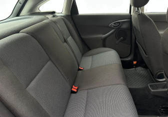 Подержанный автомобиль Ford Focus Sedan 2004 года (14 фото)