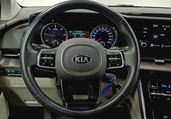 Подержанный автомобиль Kia Carnival 2021 года (12 фото)