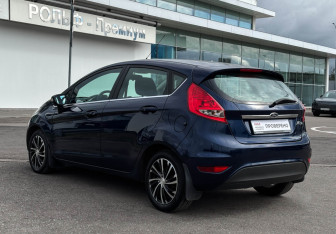 Подержанный автомобиль Ford Fiesta Hatchback 2012 года (7 фото)