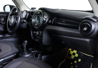 Подержанный автомобиль MINI Hatch 2019 года (10 фото)