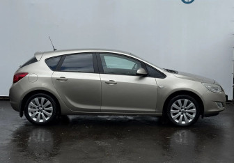 Подержанный автомобиль Opel Astra Hatchback 2011 года (4 фото)