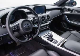 Подержанный автомобиль Kia Stinger 2018 года (9 фото)