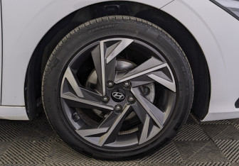 Подержанный автомобиль Hyundai Elantra Sedan 2023 года (12 фото)