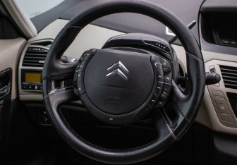 Подержанный автомобиль Citroen C4 Picasso 2008 года (16 фото)