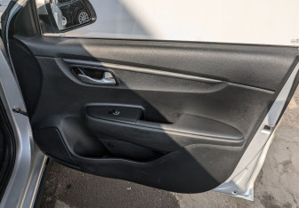 Подержанный автомобиль Kia Rio Hatchback 2021 года (23 фото)