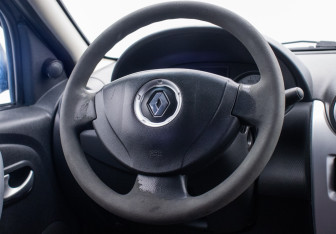 Подержанный автомобиль Renault Logan Sedan 2011 года (15 фото)
