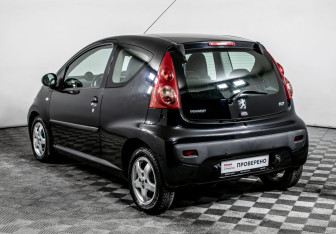 Подержанный автомобиль Peugeot 107 2011 года (7 фото)