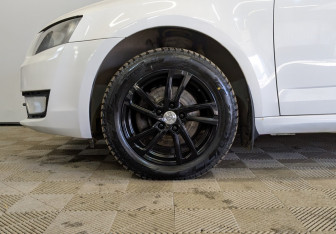 Подержанный автомобиль Skoda Octavia Liftback 2013 года (17 фото)