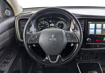 Подержанный автомобиль Mitsubishi Outlander 2020 года (30 фото)