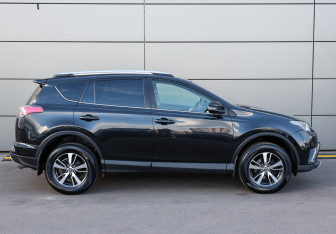Подержанный автомобиль Toyota RAV4 2015 года (4 фото)