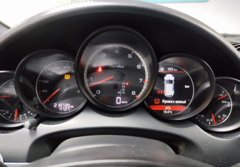 Подержанный автомобиль Porsche Cayenne 2012 года (16 фото)