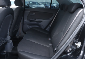 Подержанный автомобиль Kia Rio Sedan 2011 года (10 фото)